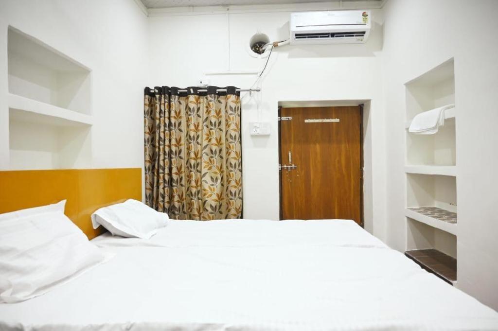 The Hotel Ambassador Inn Varanasi Exterior photo